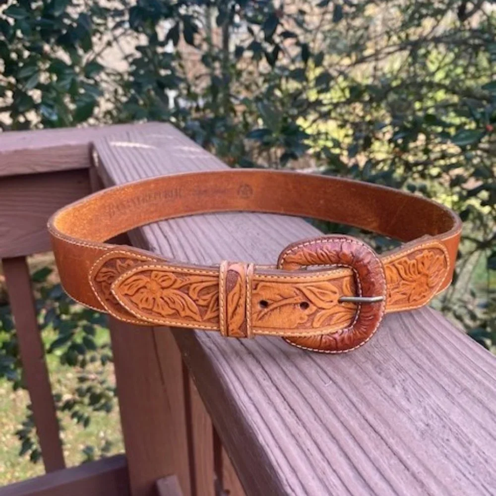VTG BANANA REPUBLIC Tooled Brown Leather BELT/30”